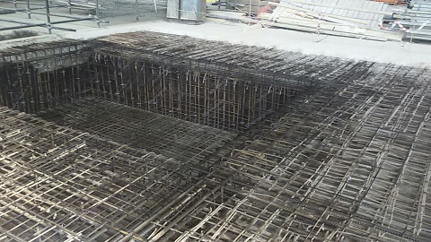 Монтаж железобетонных конструкций приямка под эскалатор в существующем перекрытии в аэропорту Домодедово