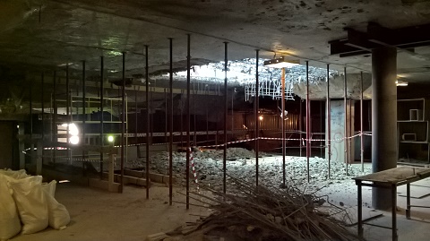 Монтаж железобетонных конструкций приямка под эскалатор в существующем перекрытии в аэропорту Домодедово